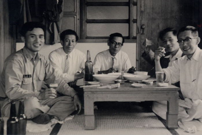 Mr. Insil Lee, with co-workers