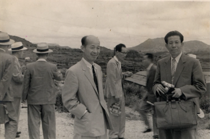 Mr. Insil Lee, with co-workers