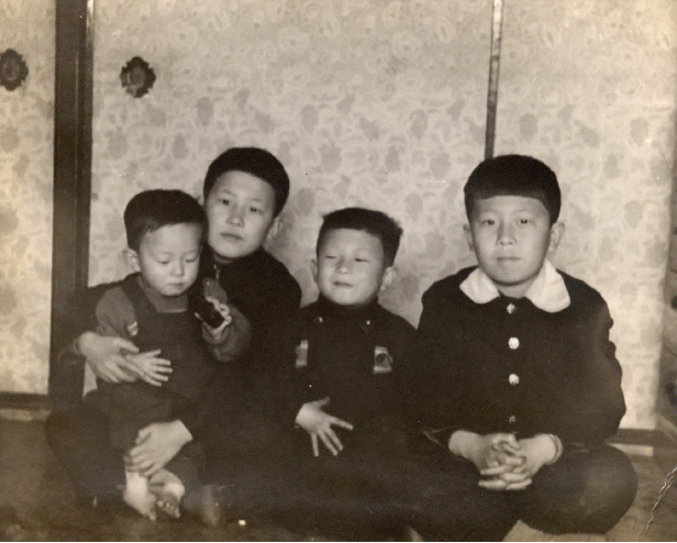 Mr. Insil Lee with his family